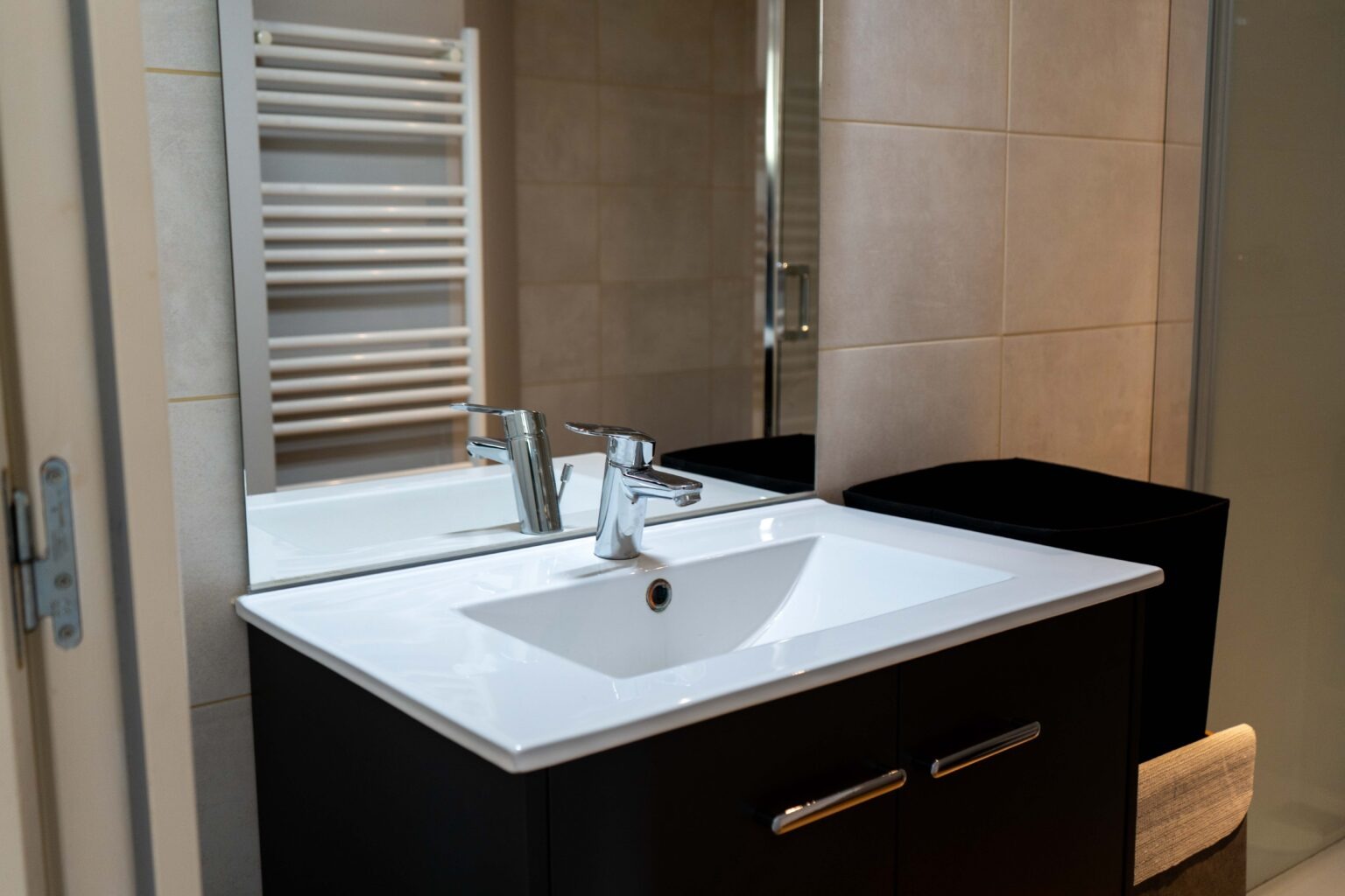 Salle de bain lavabo et toilettes