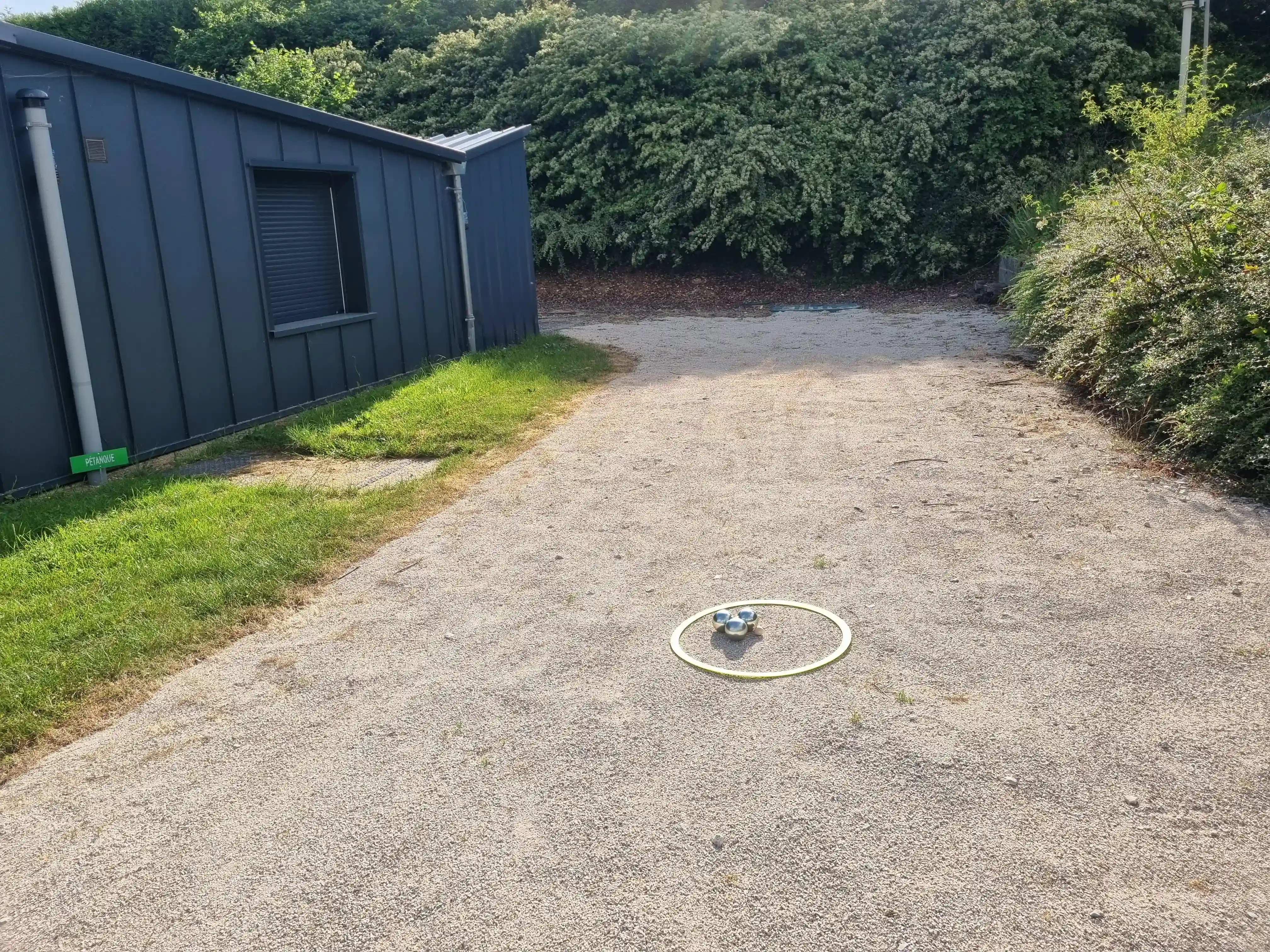 terrain-de-pétanque-avec-les-boules